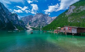 Lago di Braies nelle Dolomiti: Un Patrimonio Naturale e Culturale