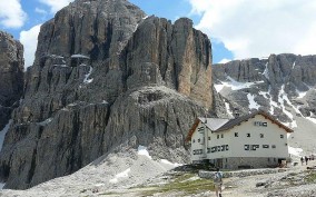 The Franco Cavazza Mountain Hut at Pisciadù