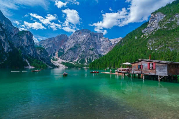 Lago di Braies nelle Dolomiti: Un Patrimonio Naturale e Culturale