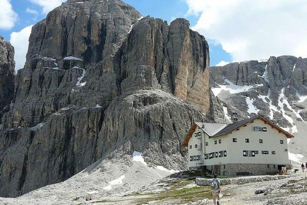 The Franco Cavazza Mountain Hut at Pisciadù